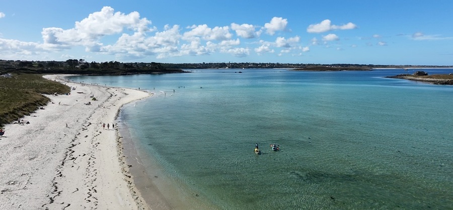 La plage de sable blanc Ste-Marguerite à Landéda, entre l'Aber Wrach et l'Aber Benoît - Location de vacances Ty Bernhel, nombreuses plages alentours...