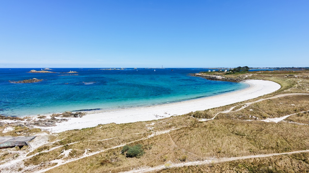 Plage de Penn Enez avec vue sur le phare de l'ïle Vierge, Landéda