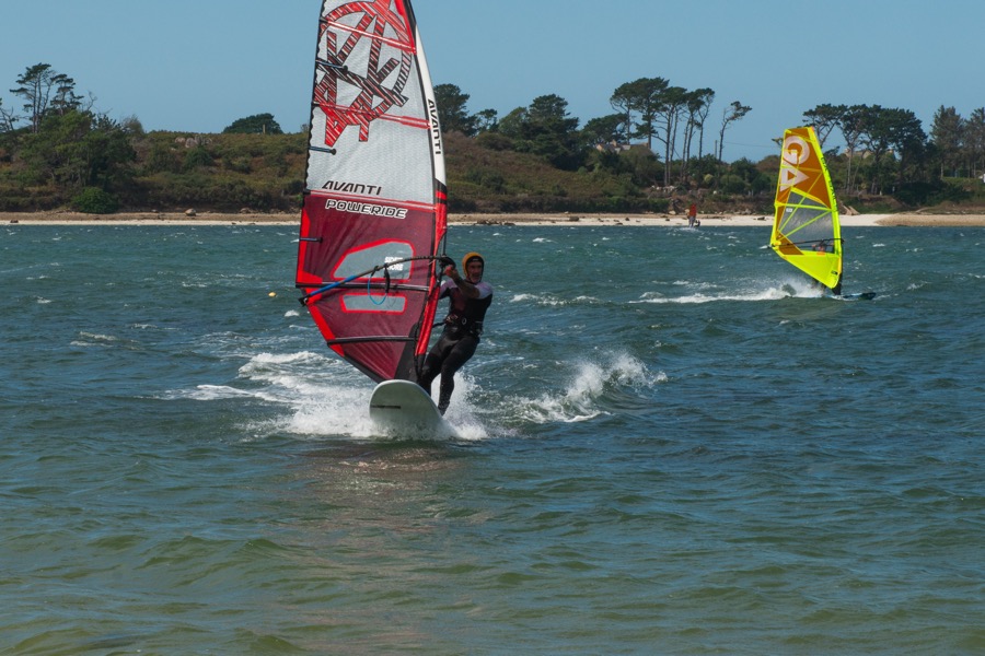 activité nautique de vacances, planche à voile Aber Wrach, pendant votre location en gite Ty Bernhel Landéda Finistère Bretagne