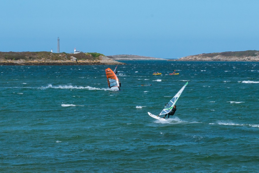Planche à voile entre les îles Cézon et Stagadon, au loin le phare de l'ïle Vierge - Ty Bernhel, votre loccation de vacances à Landéda